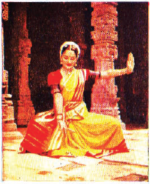 भरतनाट्यम् च्या पारंपारिक वेशभूषेत इंद्राणी रेहमान: 'अलारिपु' या प्रकारातील एक नृत्यावस्था